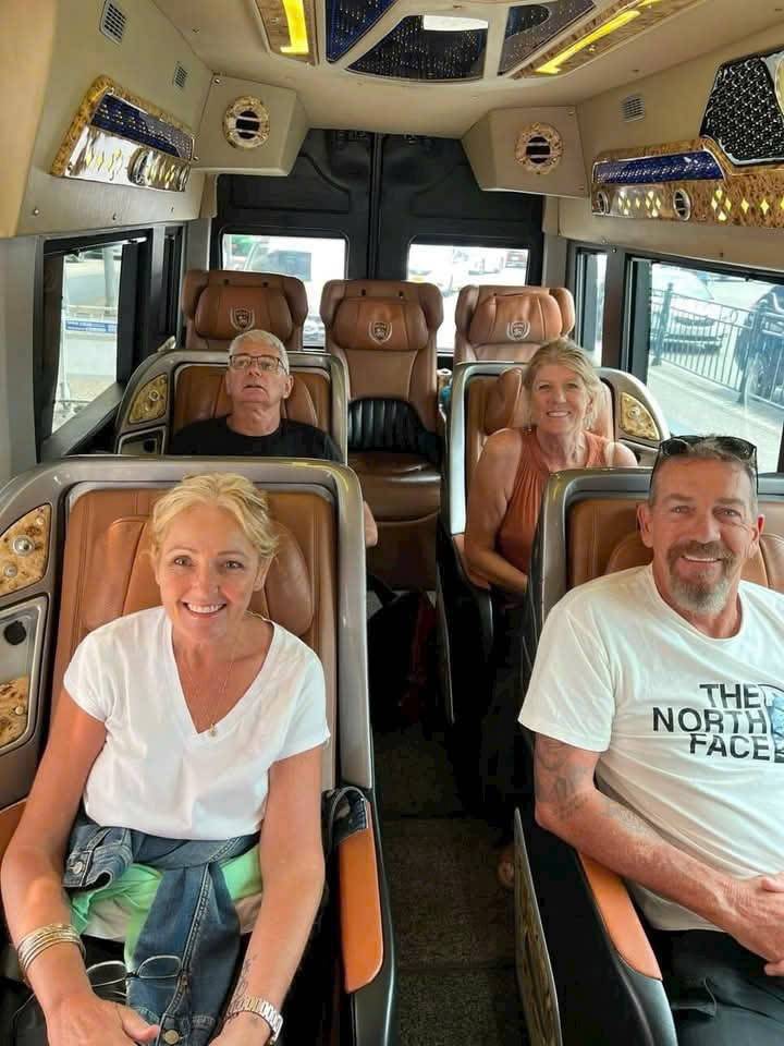 Khách ngồi trên xe limousine 16 chỗ của Fin Travel