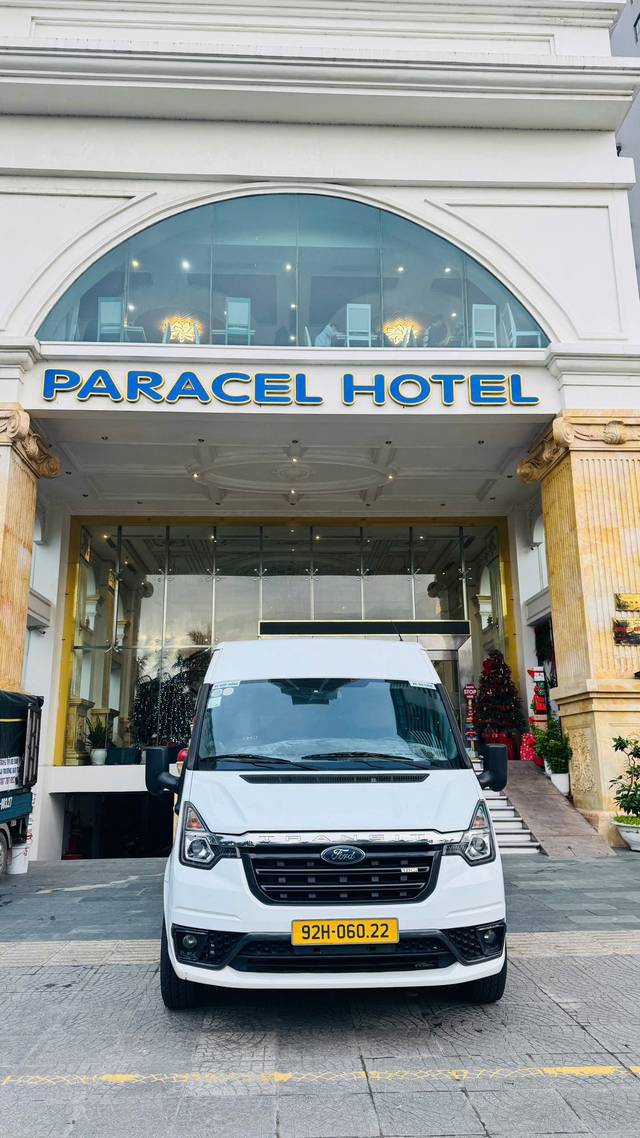 Xe Fin Travel đón khách trước cửa khách sạn